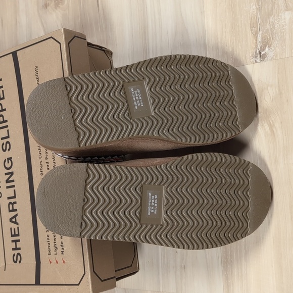 Kirkland Signature Tan Havane Unisex Shearling Slippers - Picture 4 of 5